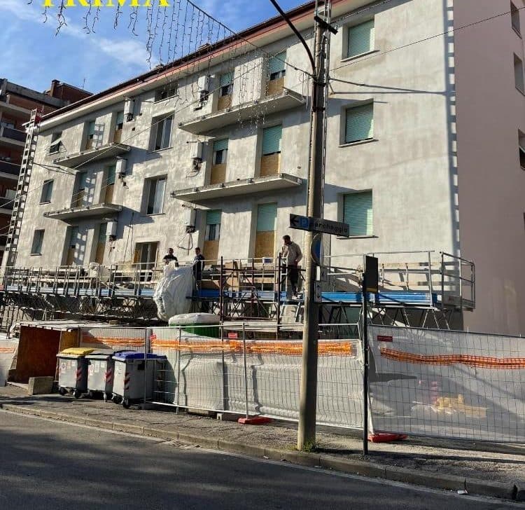 Condominio prima dei lavori, con ponteggio